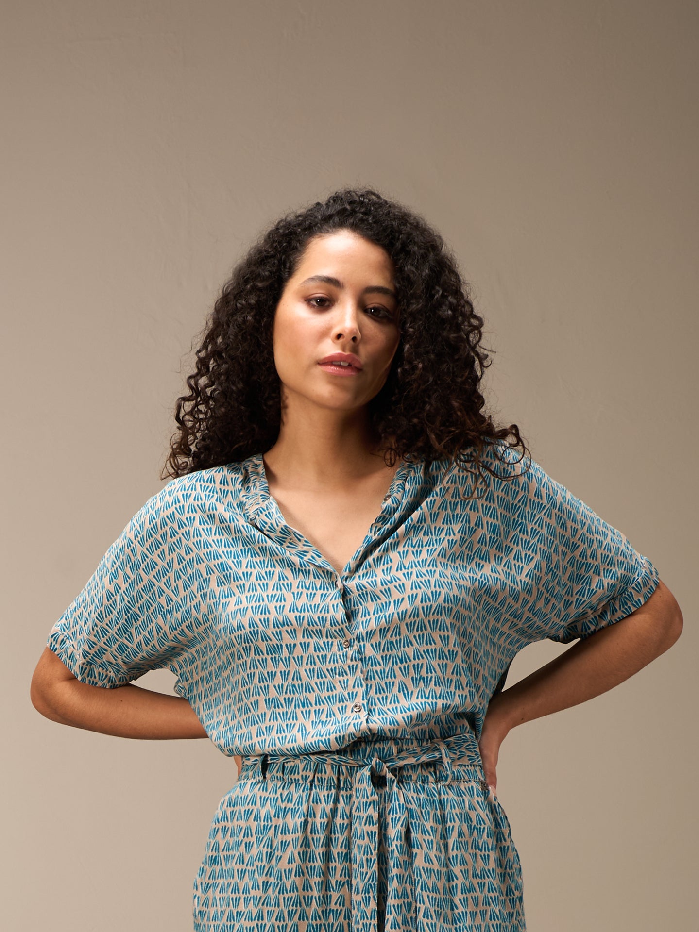 blouse avec col montant