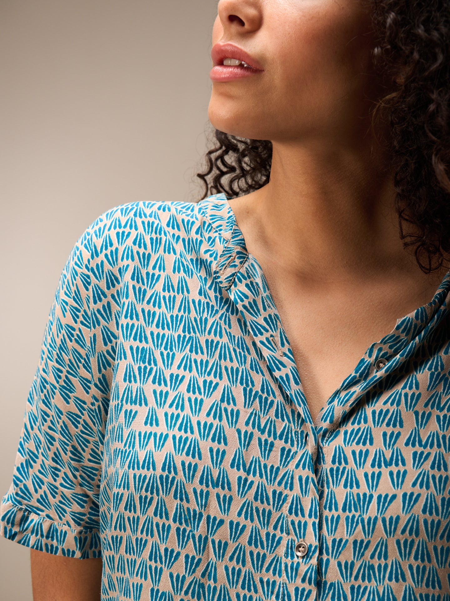 blouse avec col montant