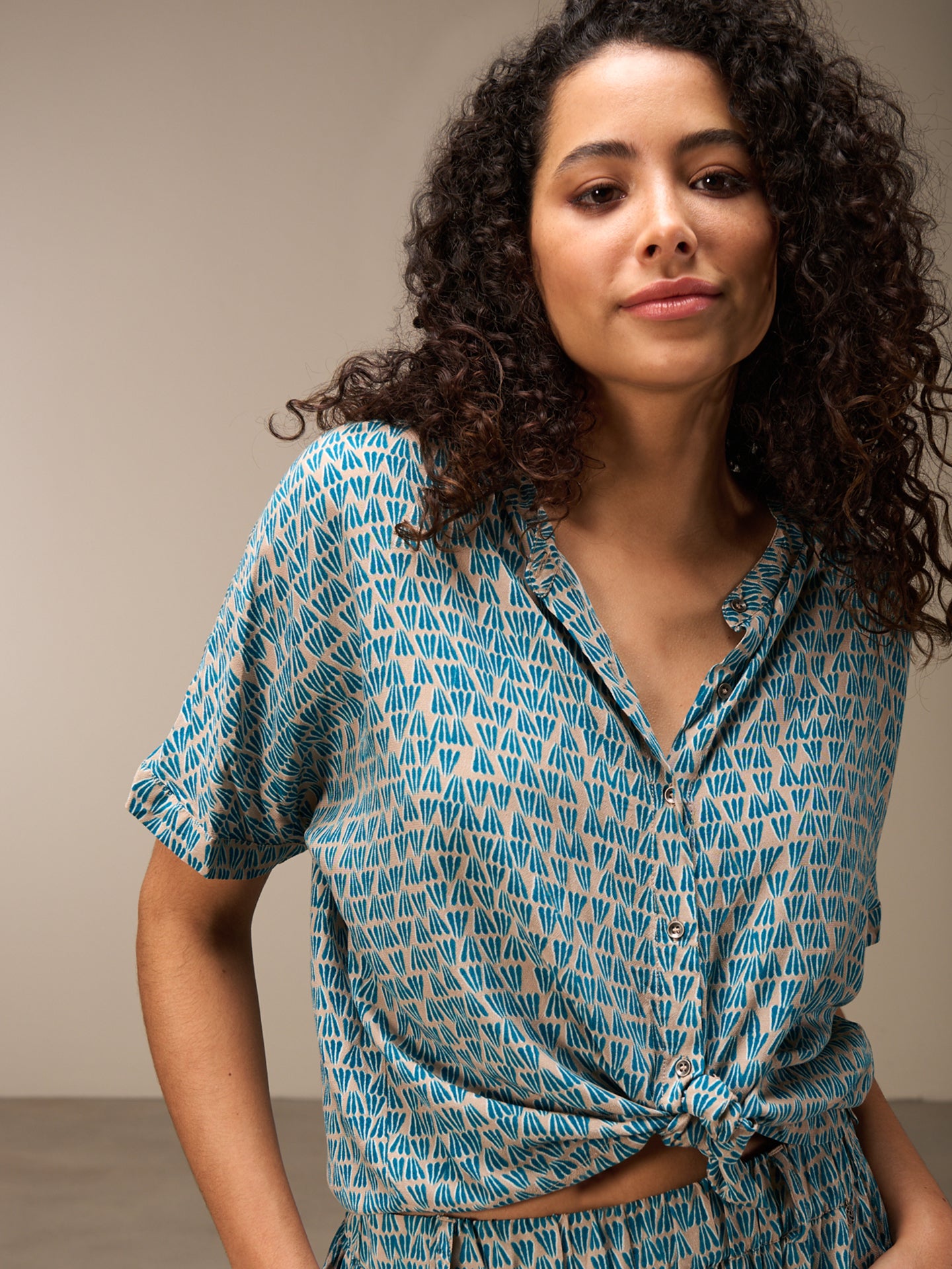 blouse avec col montant