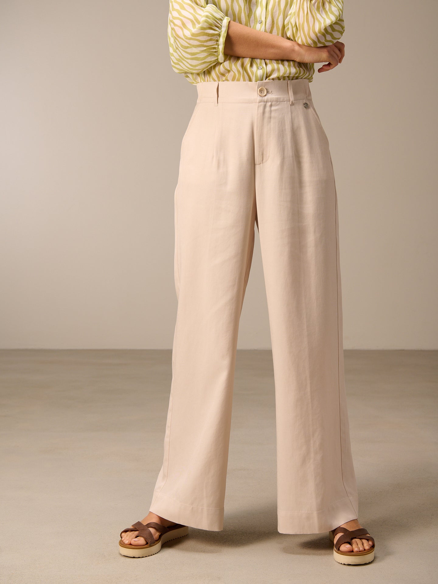 Wide-leg trousers