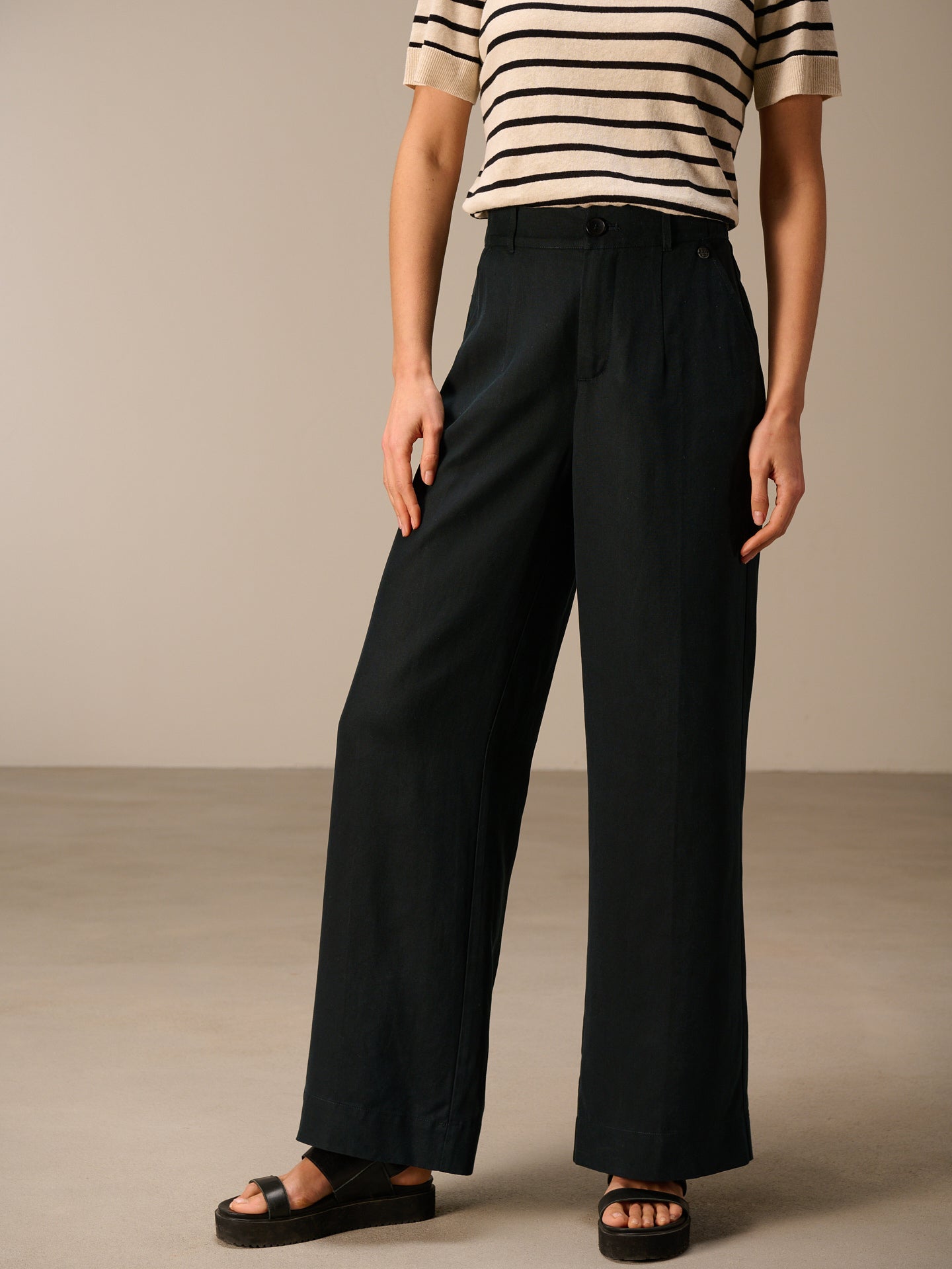 Wide-leg trousers