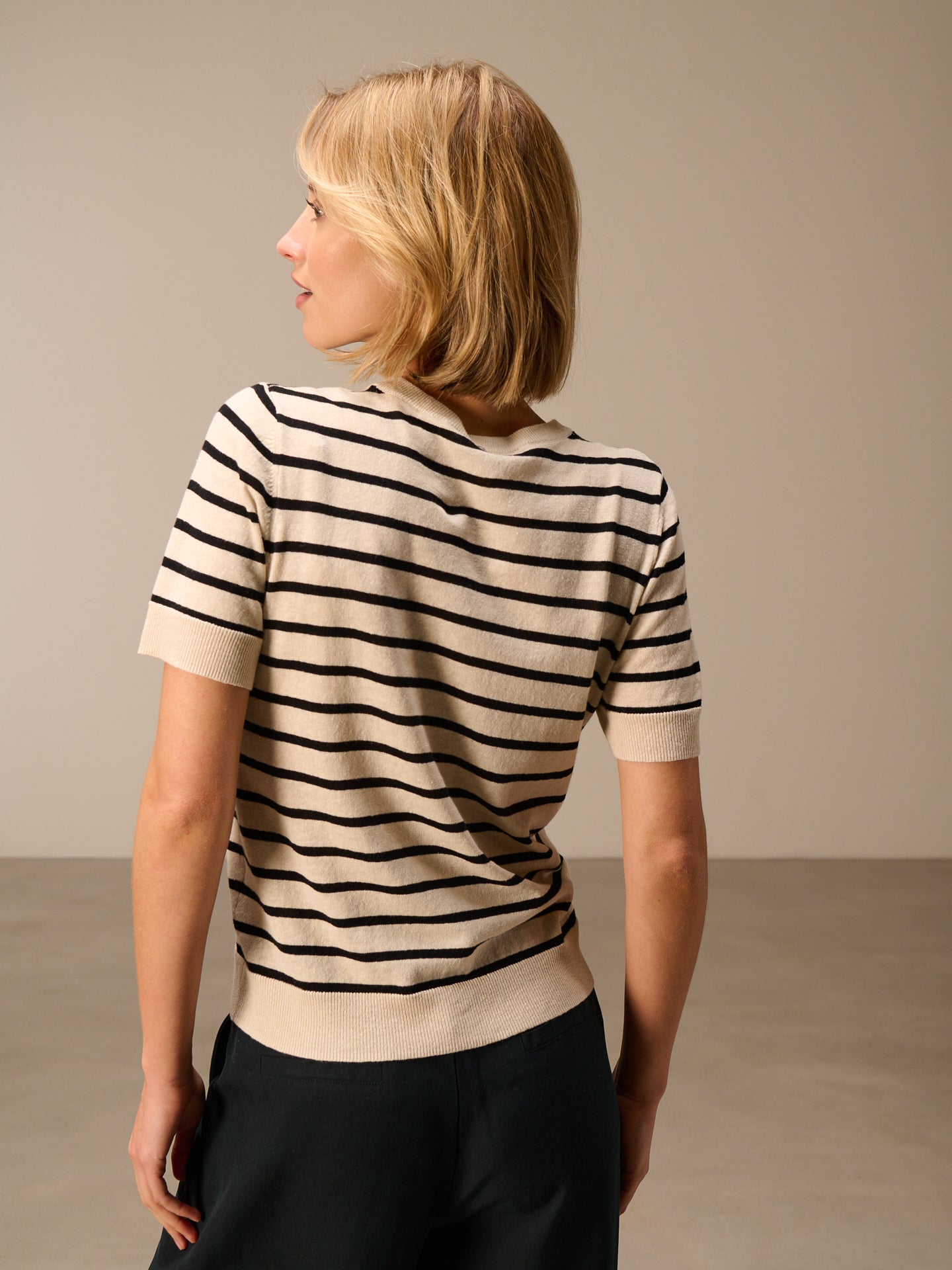 Knitted sweater with linen