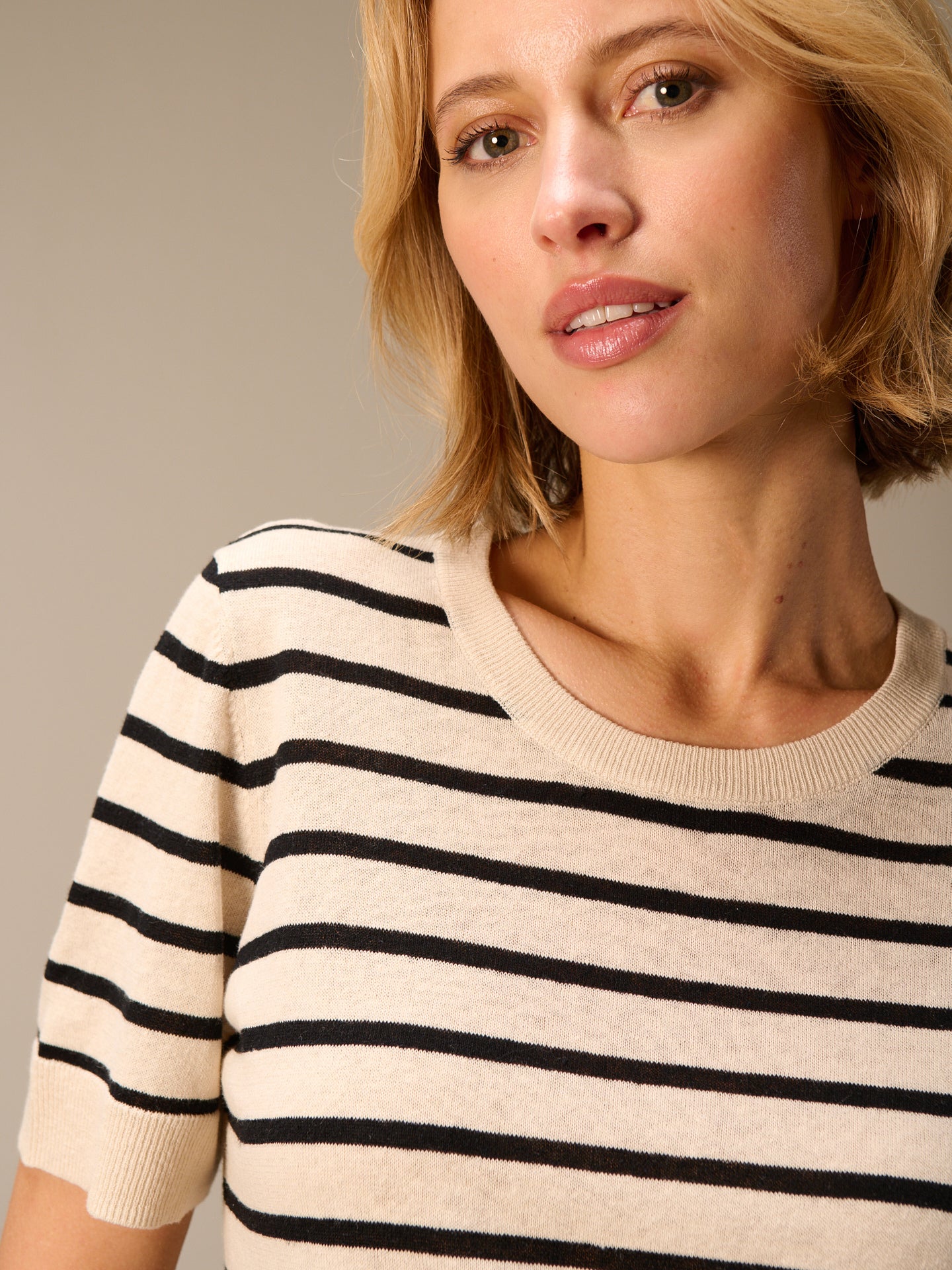 Knitted sweater with linen