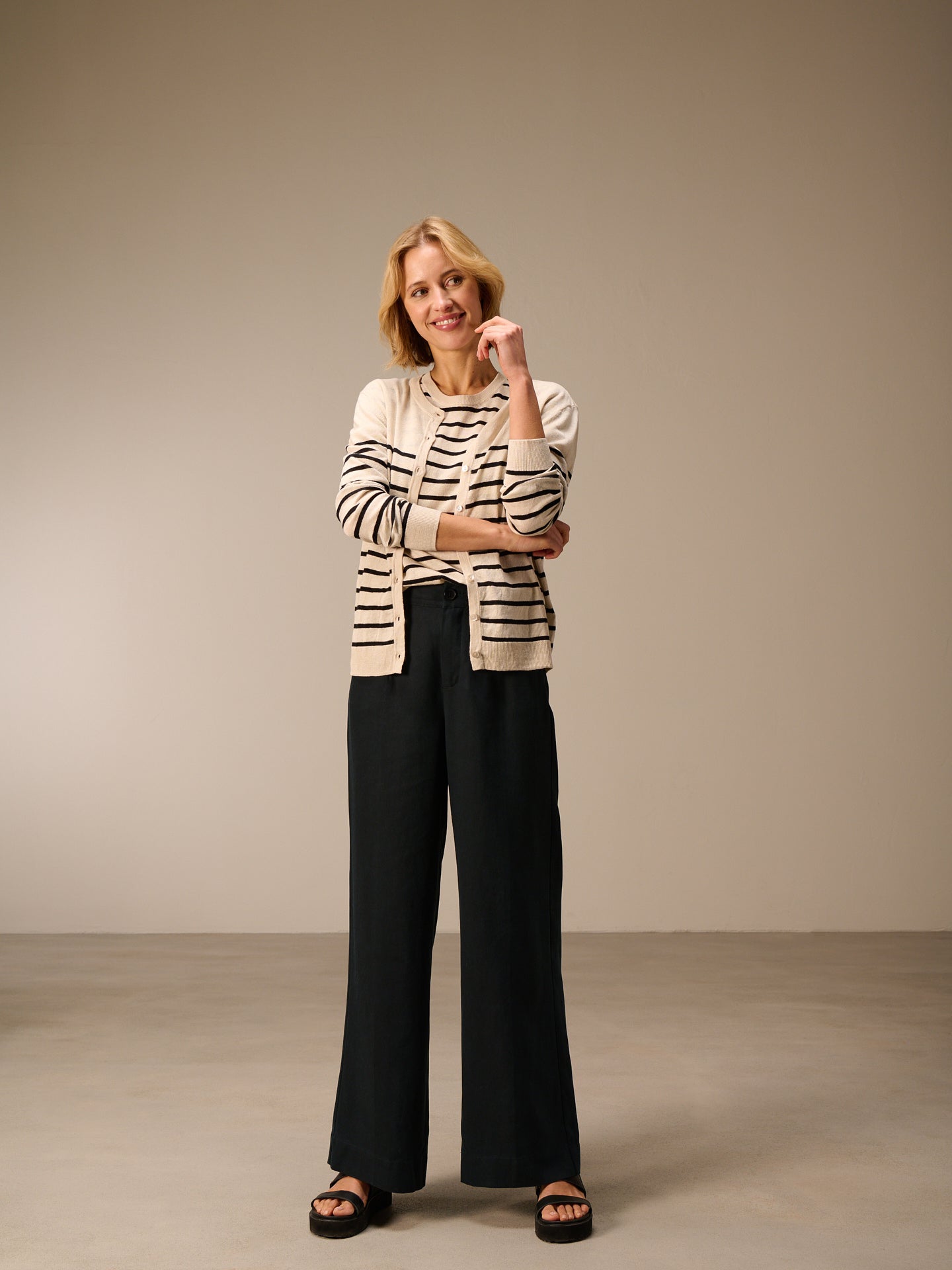 Knitted sweater with linen
