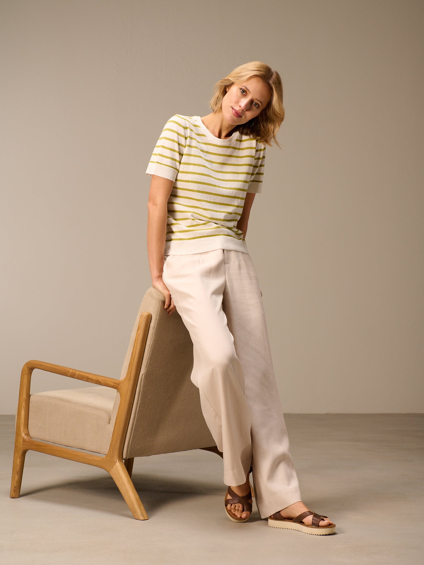 Knitted sweater with linen