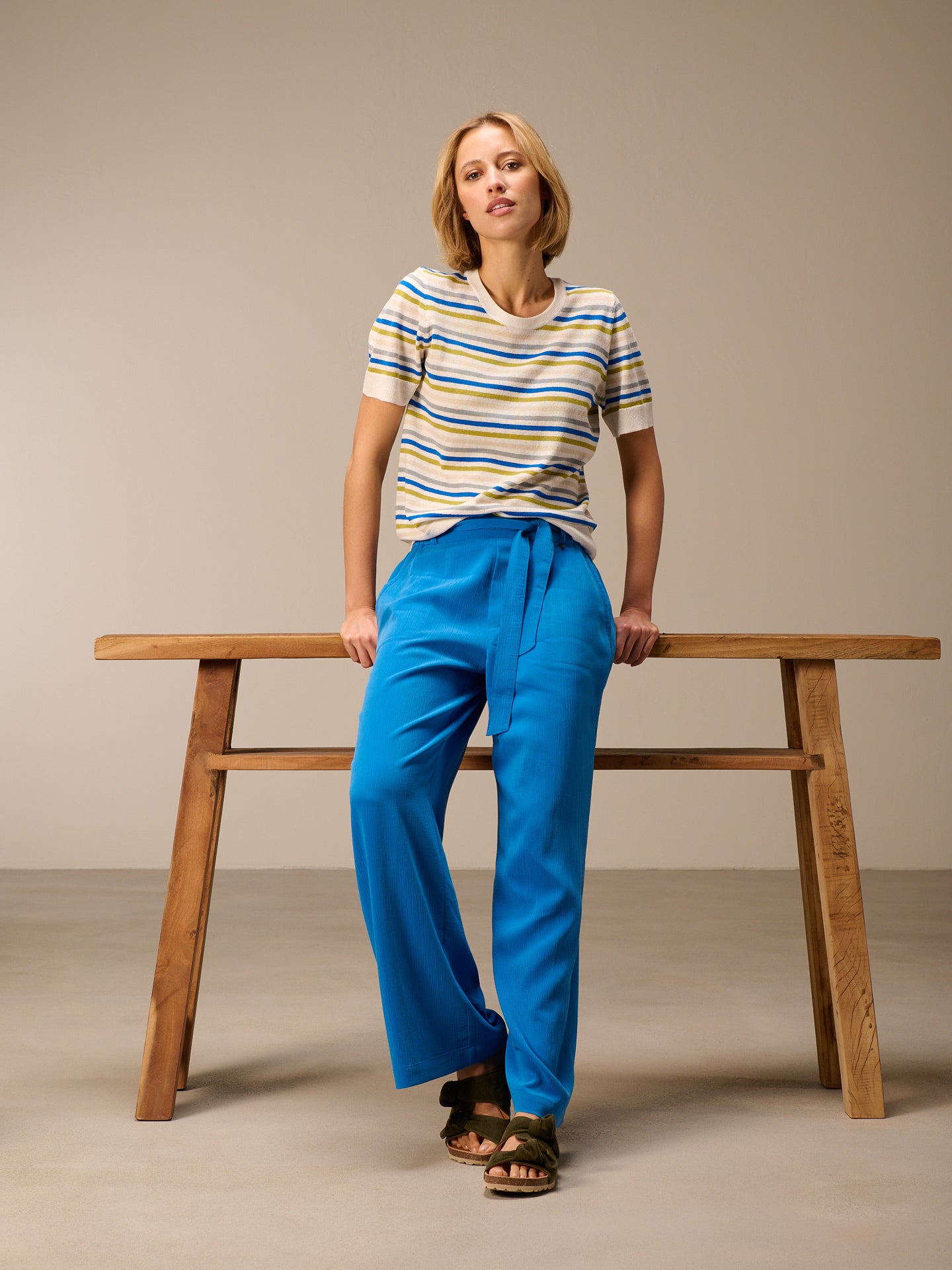 Knitted sweater with linen