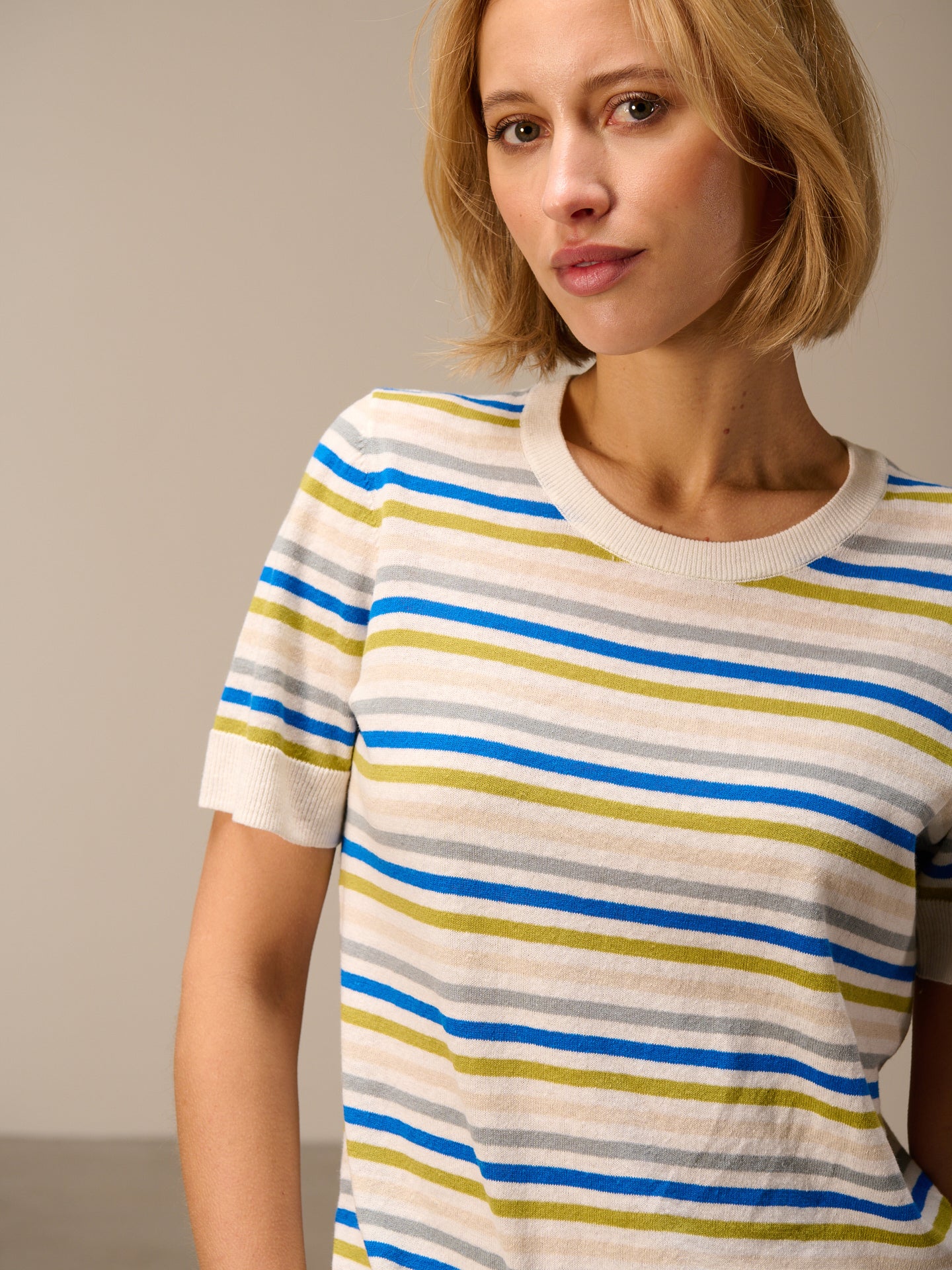 Knitted sweater with linen