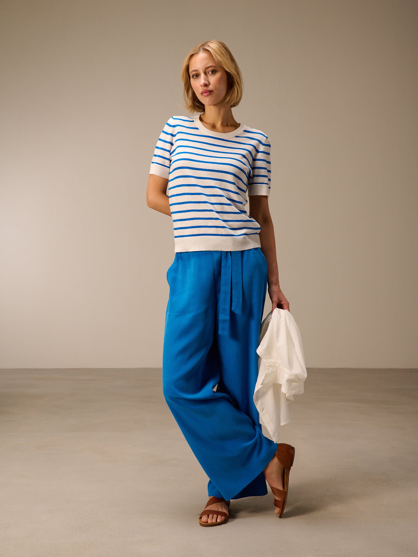 Knitted sweater with linen