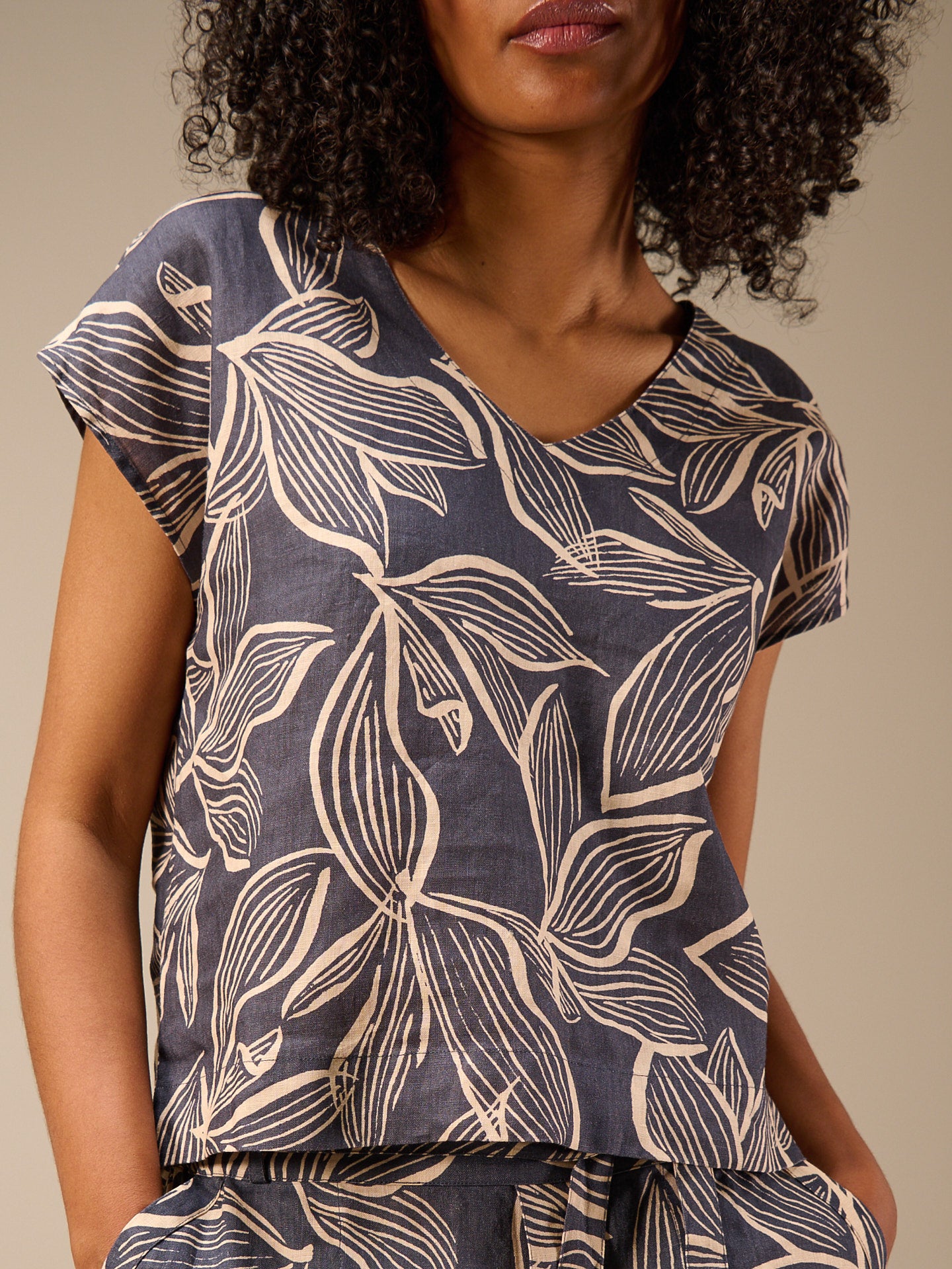 Short-sleeved blouse