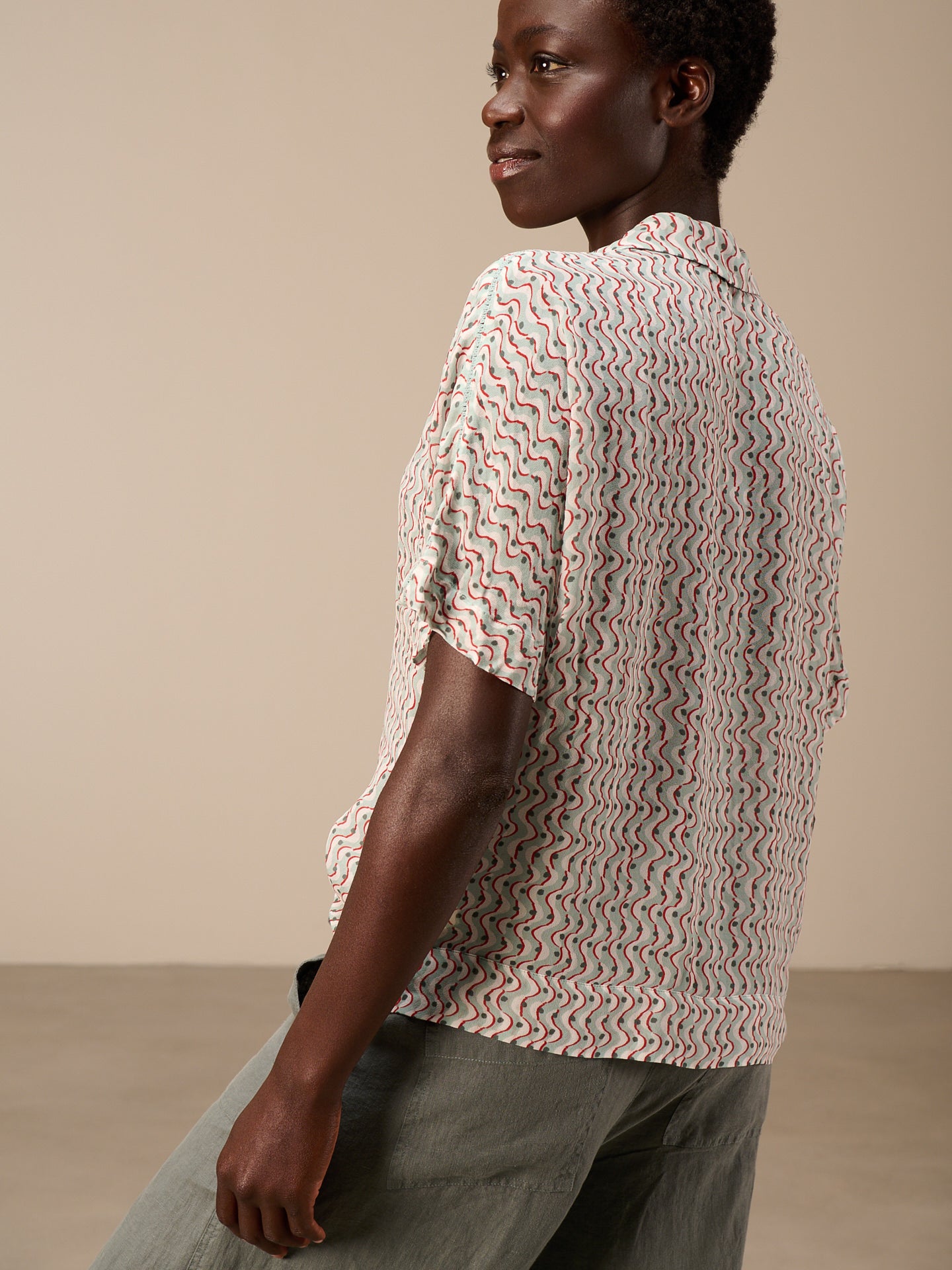 Short-sleeved blouse