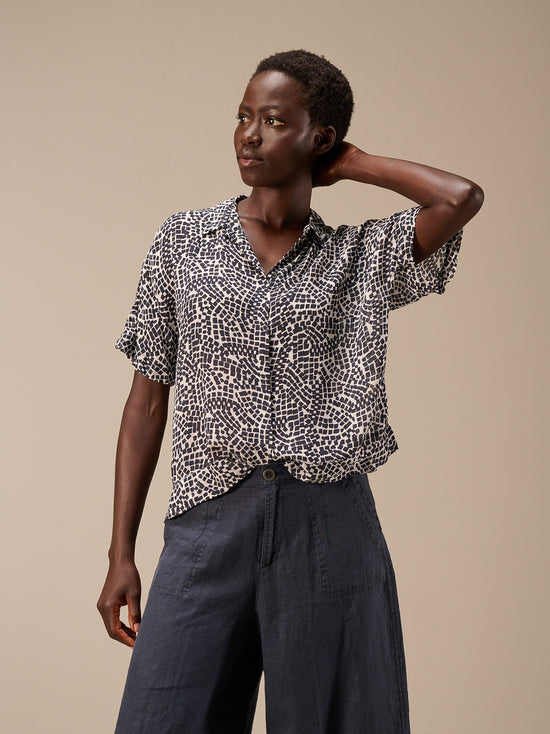 Short-sleeved blouse