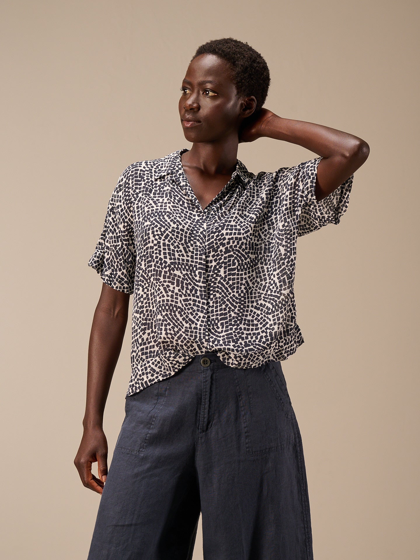 Short-sleeved blouse