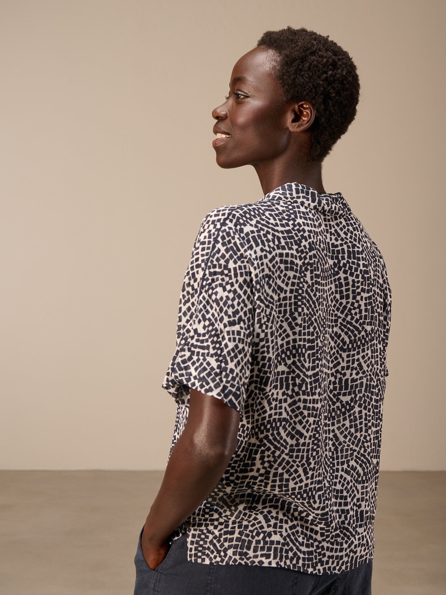 Short-sleeved blouse