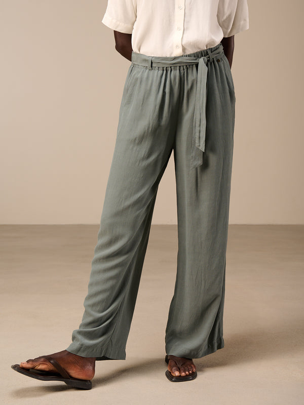 Pants with belt