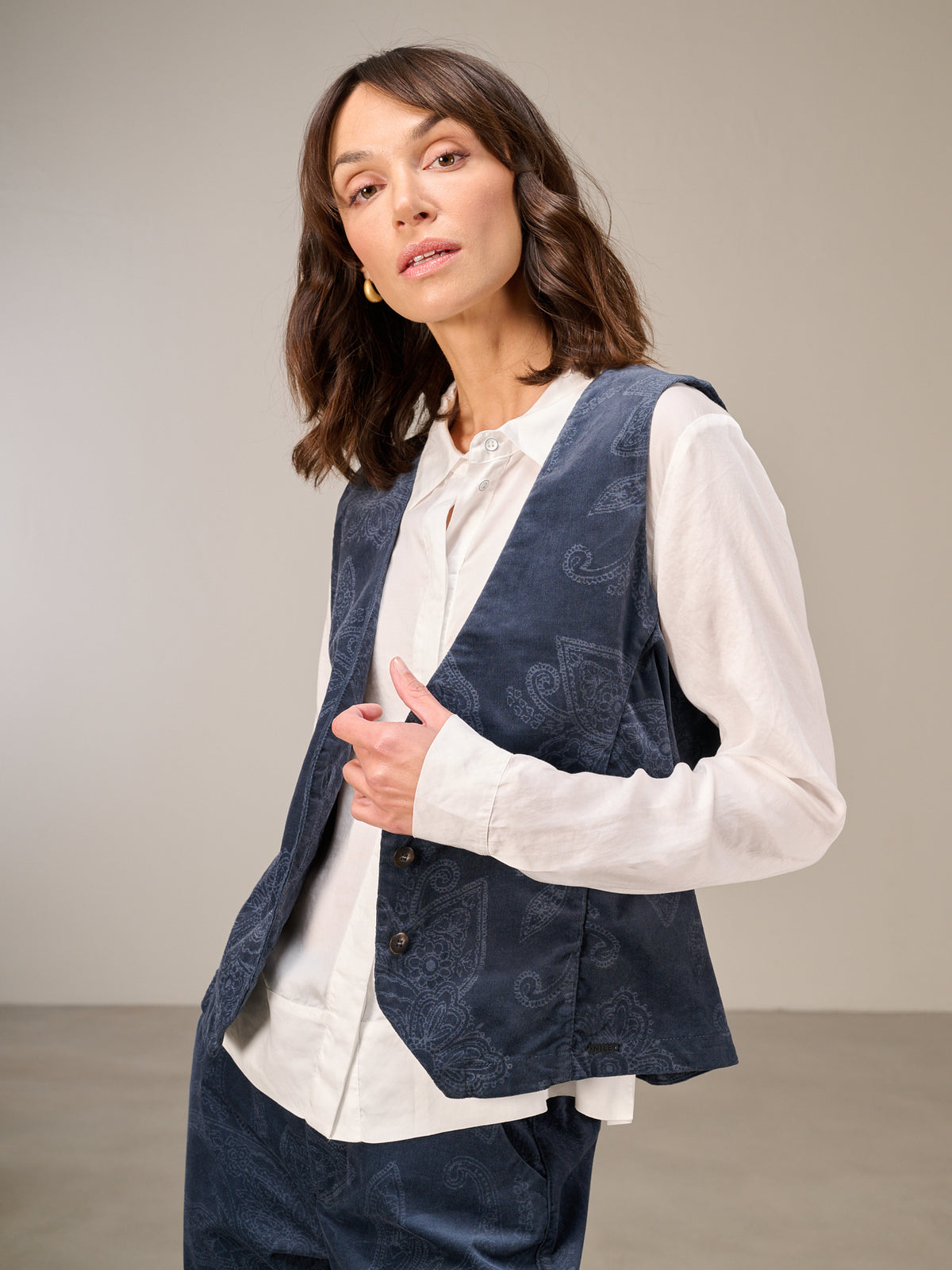 Button-up vest